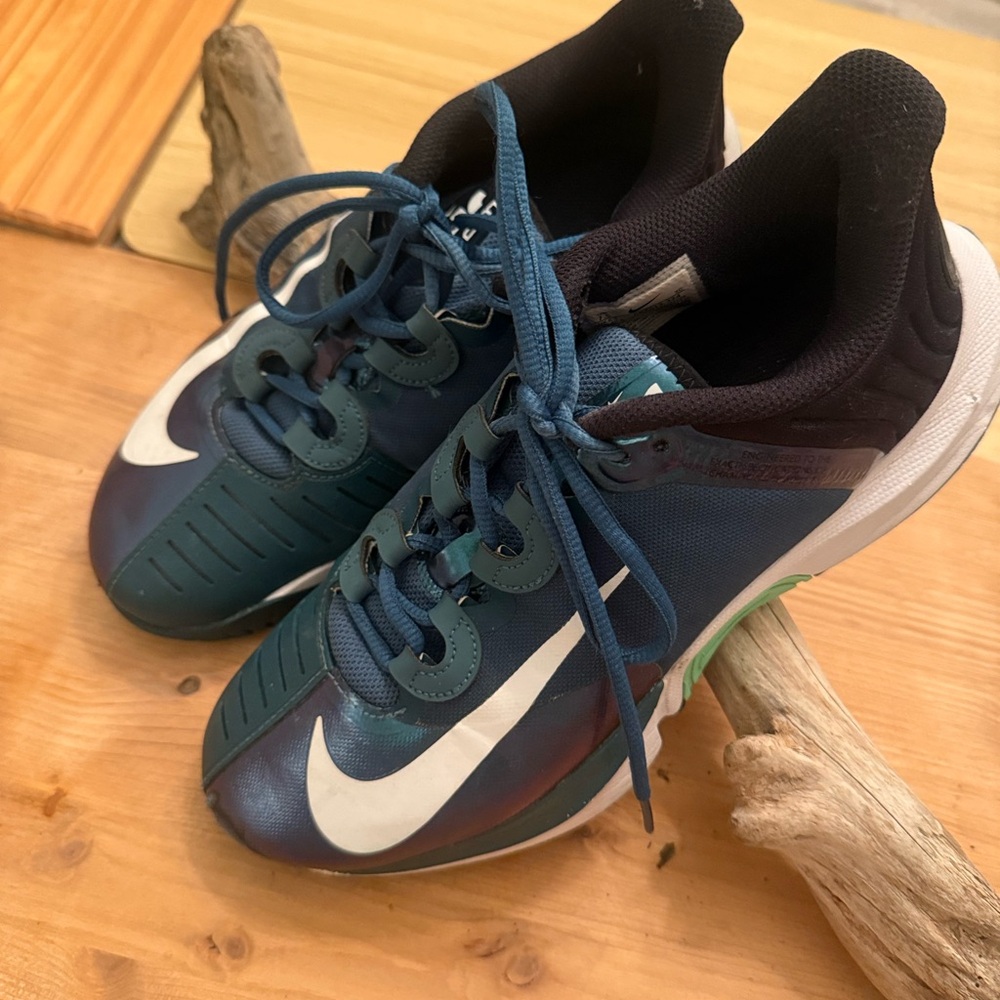 Nike Nir Zoom MenTennis display model with defect see in last picture! 7.5 size